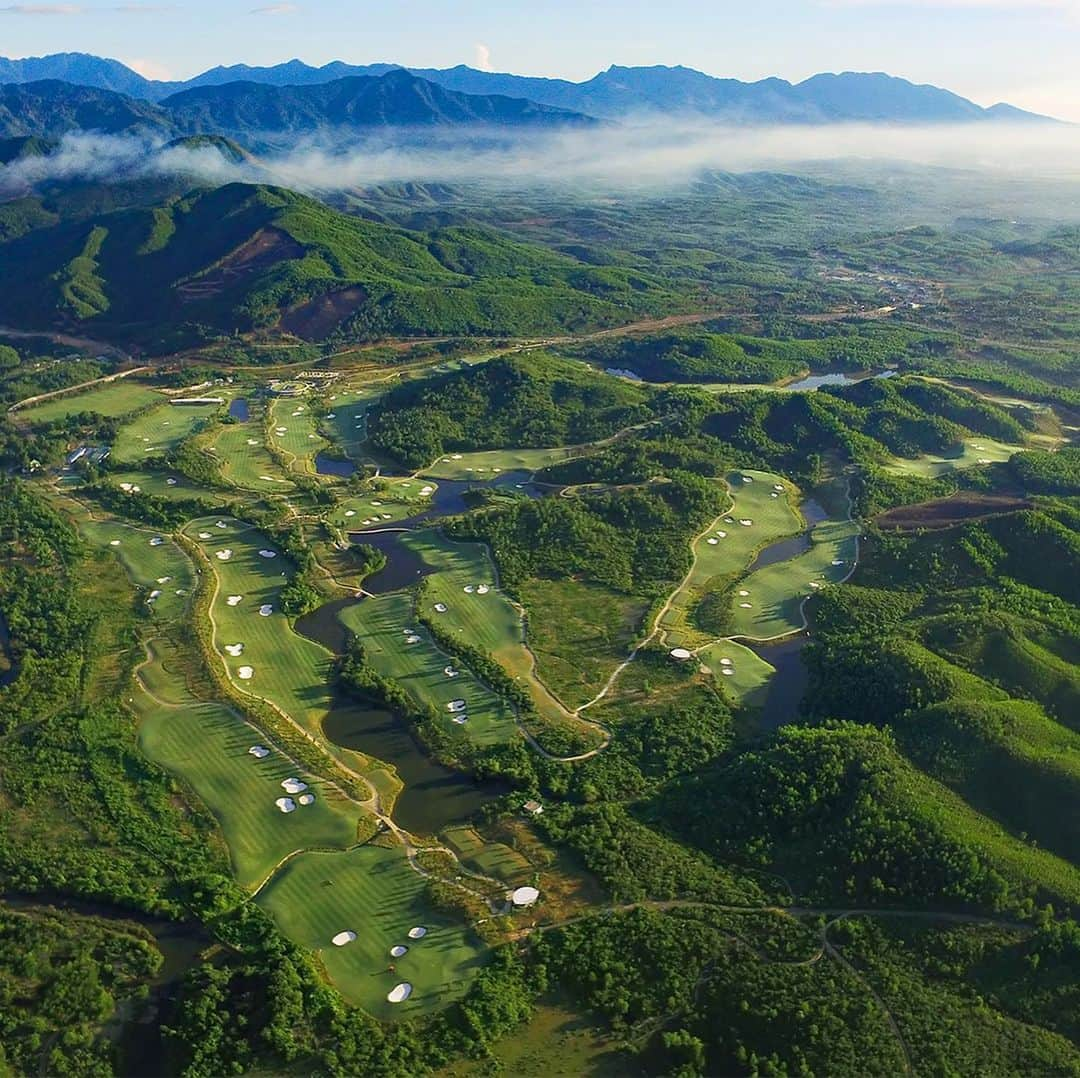 ルーク・ドナルドさんのインスタグラム写真 - (ルーク・ドナルドInstagram)「In 2011 I was asked to consult with IMG Design on BA Na Hills Golf Club in Danang, Vietnam. I’m so thrilled with the recognition they have received so far. . The course just debuted at #89 in Golf Digests World top 100 Greatest Golf Courses & also in December, Golf World UK named Ba Na Hills as one of the 10 Best New Courses of the Decade. . Anyone of my followers played it yet?? #golf #golfarchitecture #banahills #vietnam #design @banahillsgolf」1月23日 2時11分 - lukedonald