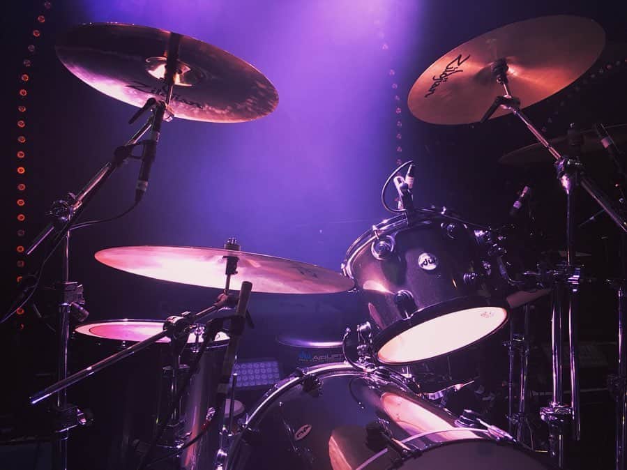 ルーファス・テイラーのインスタグラム：「The office is calling. #thedarkness @dwdrums @zildjiancompany  @vicfirth @remopercussion @jkdrumsystems」