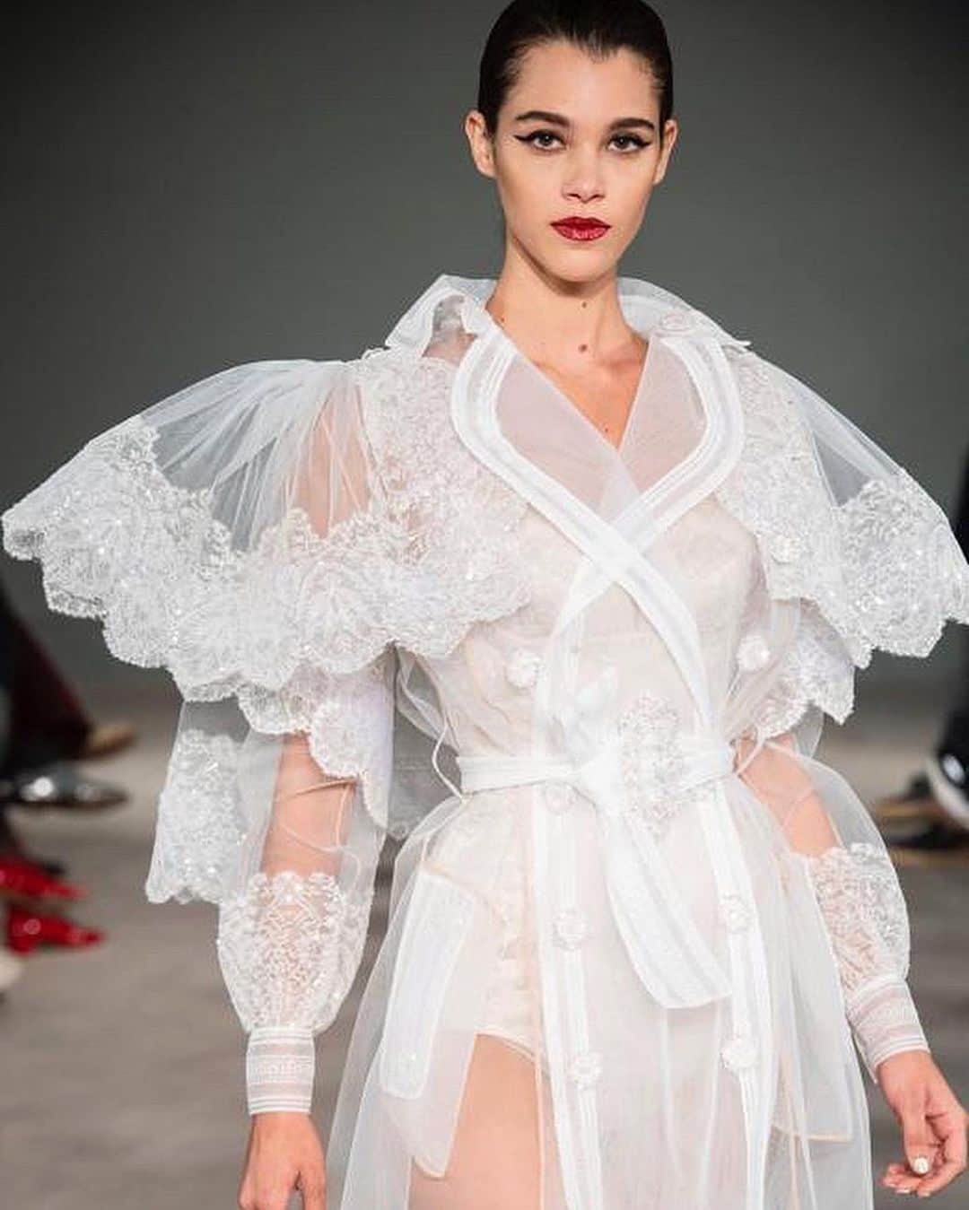 ポーリーヌ・オアロのインスタグラム：「Alexis.🌹 One of the very first to book 17 years old me on his show. A few years later, I always enjoy walking down your catwalk so much !! 😘 Congratulations on this beautiful white collection !! And thank you for these two incredible looks ✨ @alexismabille」