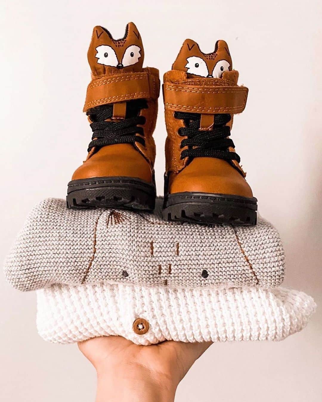 カーターズさんのインスタグラム写真 - (カーターズInstagram)「The cutest, coziest stack with some clever 🦊 boots on top! ☁️✨💛 #babyclothes #cozycozy #lovecarters 📷: @little.mama.shark」1月23日 2時21分 - carters