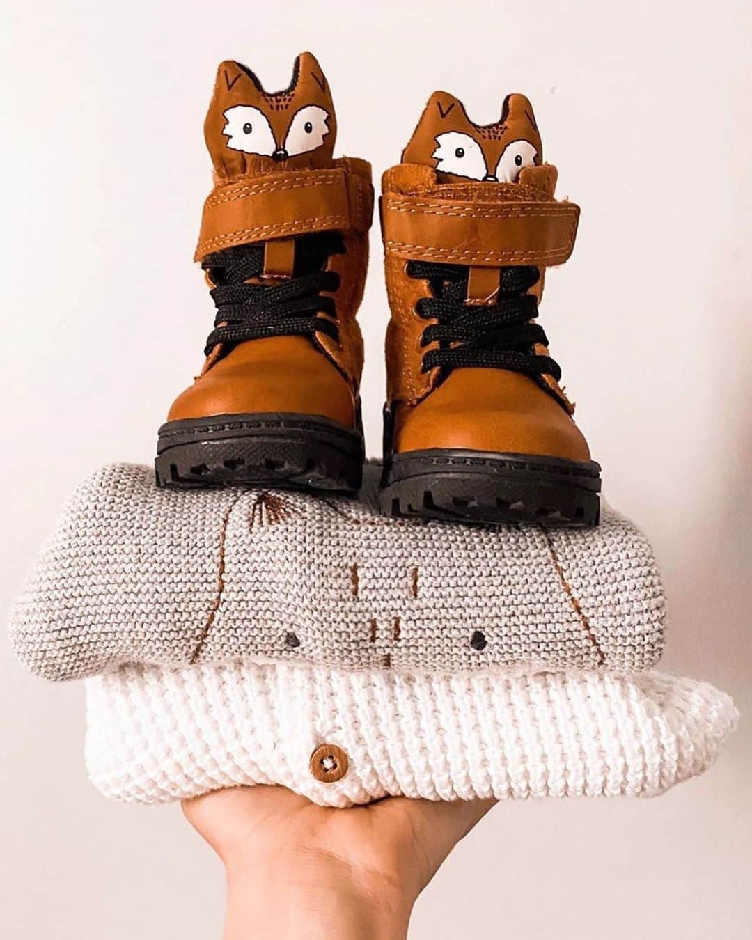 のインスタグラム：「The cutest, coziest stack with some clever 🦊 boots on top! ☁️✨💛 #babyclothes #cozycozy #lovecarters 📷: @little.mama.shark」