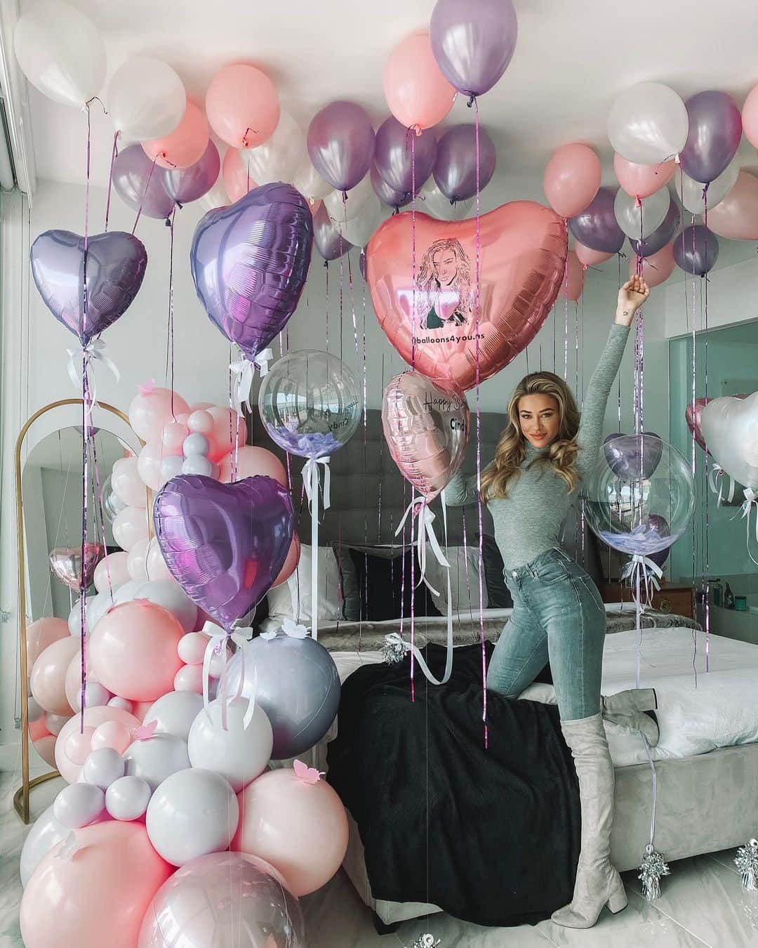 Cindy Pradoさんのインスタグラム写真 - (Cindy PradoInstagram)「So much fun walking in my room to these beautiful bday balloons! Wearing @prettylittlething - was also greeted with an amazing cold front 😍」1月23日 2時26分 - cindyprado