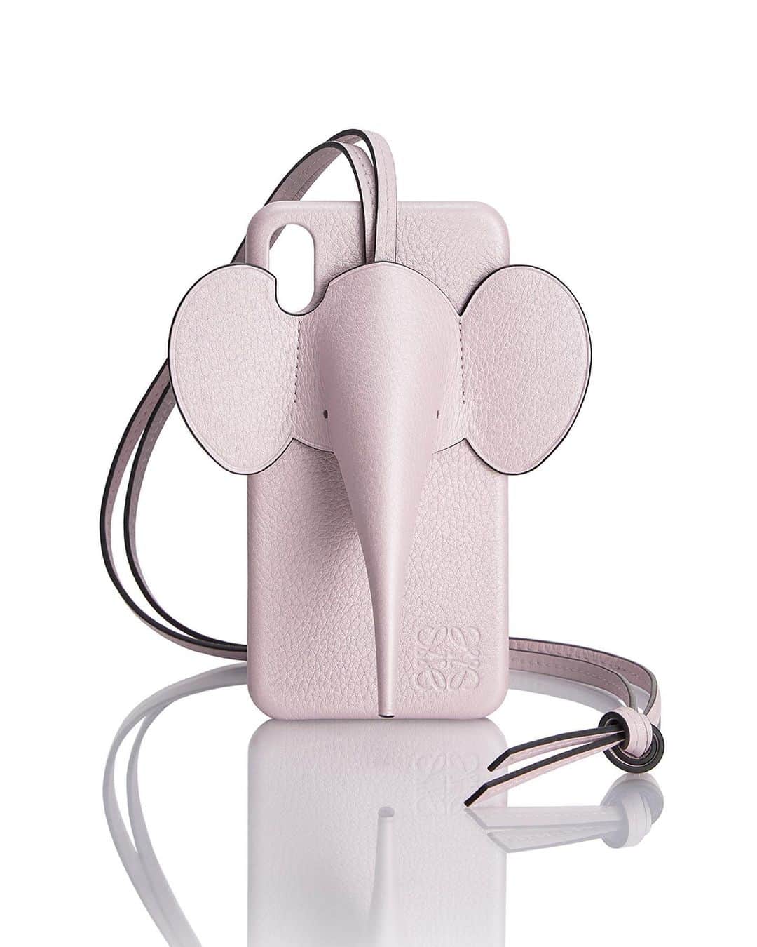 Loeweさんのインスタグラム写真 - (LoeweInstagram)「The Elephant cover for iPhone is the latest addition to the #LOEWE animal family.  Available in store and on loewe.com  #LOEWEelephant」1月23日 2時27分 - loewe