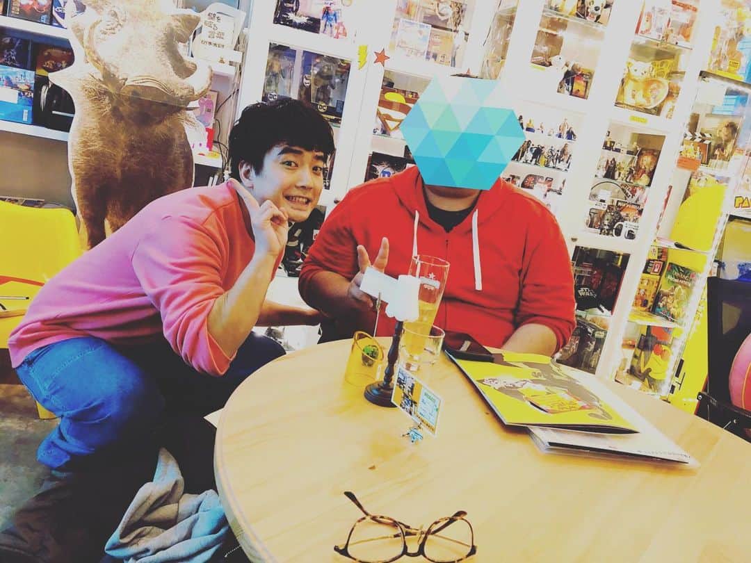 大和田健介さんのインスタグラム写真 - (大和田健介Instagram)「今日は　#超英雄祭  みなさまお疲れ様でした！そして#アソビバトイズカフェ にも遊びに来ていただいて本当に嬉しかったです。皆様の特撮愛の熱さに圧倒され、少しバタバタしてご迷惑もおかけしてしまいましたが、皆様が楽しんで少しでもいただけたなら嬉しいです。コレクションのおもちゃたちも喜んでいます^_^ 父の　#大和田伸也 も遊びに来てくれて 、皆さんと出会えてすごく喜んでいました^_^ #仮面ライダーゼロワン  #横浜アリーナ　近く #アソビバtoyscafe  トイズカフェイベント情報🟡　 1月26日日曜　 13時30分 より開場 #ライオンのキング会　あと4日^_^ #ライオンキング 🔴🟡 #新横浜を盛り上げたい  #ライオンキング会 #アイアンマン #マンダロリアン 🟠 🟠 #映画カフェ #アメコミ　#アメコミバー #アメコミ好き #オタク #喫茶店 #新横浜　　#おもちゃカフェ　#アソビバ #toys」1月23日 2時30分 - oowada_kensuke