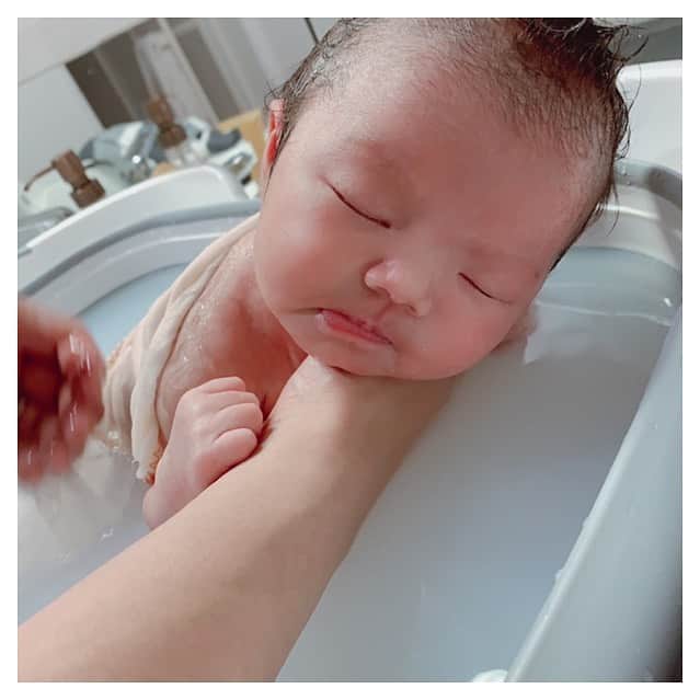 土屋美穂のインスタグラム：「. . 初めての自宅での沐浴むぎちゃん♨️ 気持ち良さそうに寝てるのが 可愛すぎて待ち受け😂✌︎💓笑 . . #沐浴 #新生児 #赤ちゃん #麦ちゃん #女の子 #むぎちゃん」