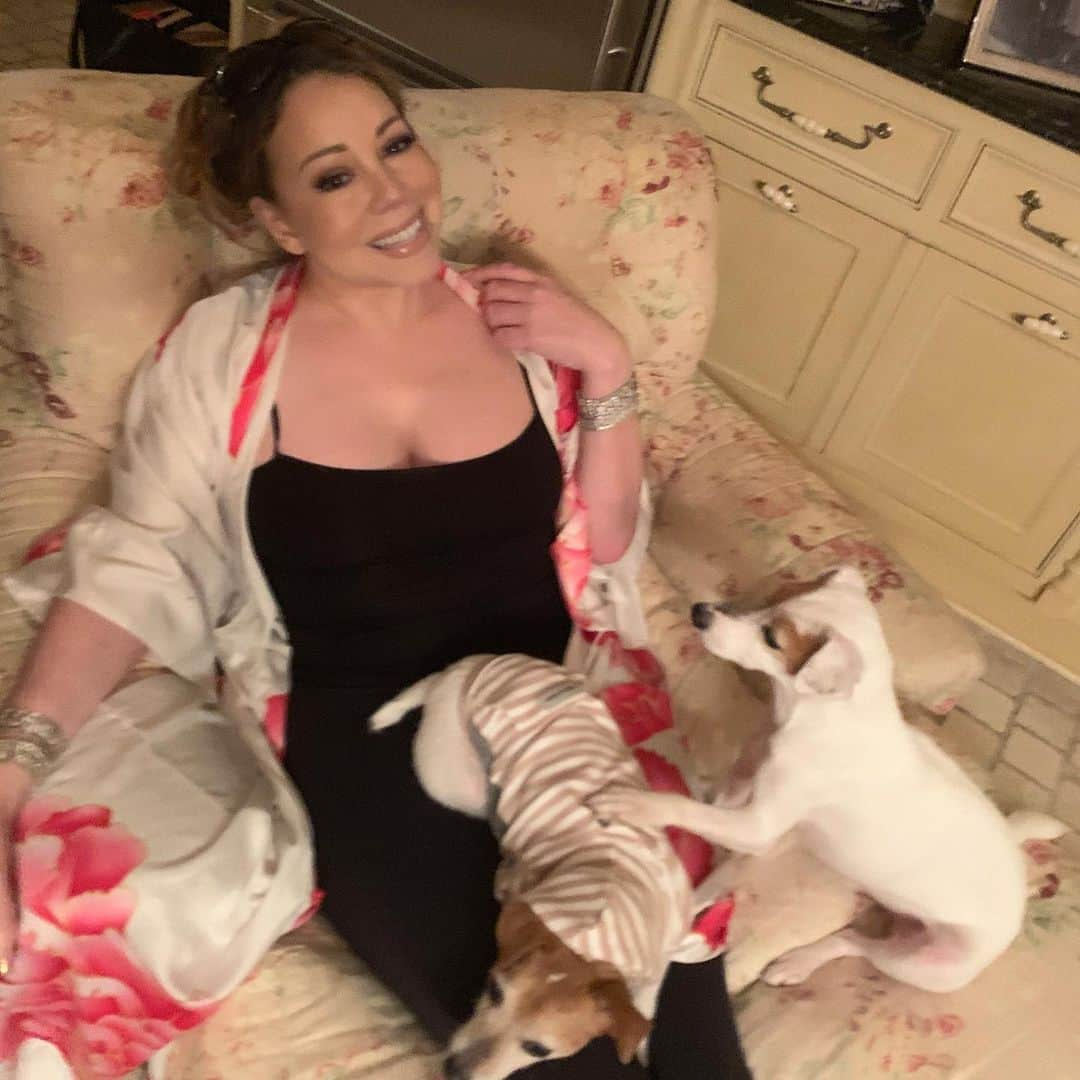 マライア・キャリーさんのインスタグラム写真 - (マライア・キャリーInstagram)「Quality time with dem doggies🐶🐶」1月23日 2時36分 - mariahcarey