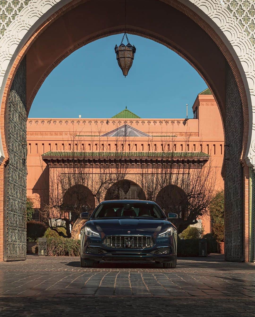 マセラティさんのインスタグラム写真 - (マセラティInstagram)「A "Royale" #MaseratiExperience. To launch the Royale special series for Quattroporte, Ghibli, and Levante, we travelled to Morocco to give our guests a right royal adventure. Only 100 units will be available, for Europe and the Middle East, in two unique Blu and Verde Royale colours with state-of-the-art features and exclusive interiors. #Maserati」1月23日 2時41分 - maserati