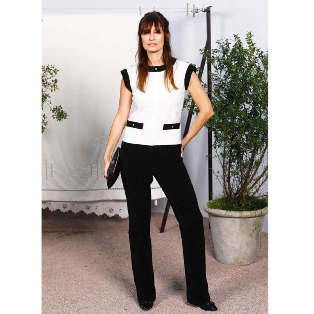 カロリーヌ・ド・メグレのインスタグラム：「My jumpsuit at #ChanelHauteCouture show yesterday is from the Métiers d’art Collection by @virginieviard , so cool 😍 Thank you to Christine, première d’atelier chez Chanel for her golden hands and the whole team there @chanelofficial  Makeup @saraifiszel  Hair @rudymarmet」