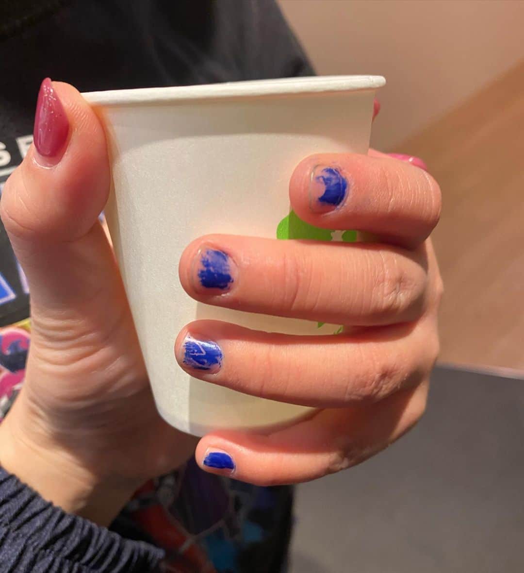 のインスタグラム：「帰宅した息子の爪！  理由は秘密だそう。」