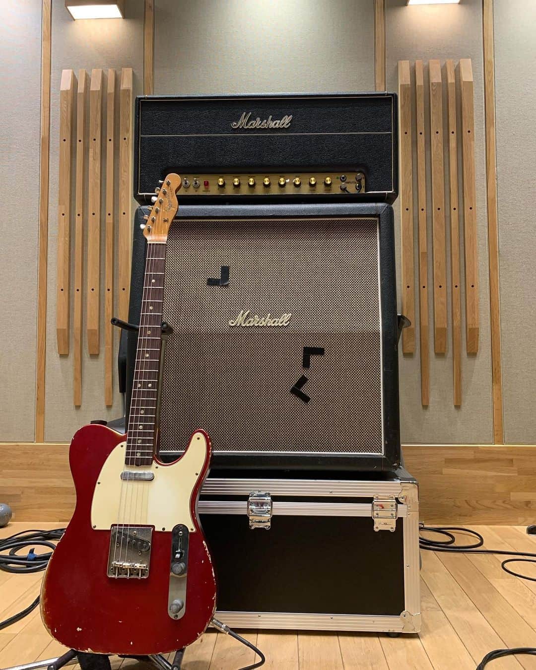 柳沢進太郎さんのインスタグラム写真 - (柳沢進太郎Instagram)「Marshall JTM45×1966 Fender Telecaster. マーシャルを気合入れるために背中に鳴らさず背負って、使ったアンプは古村さんに貸して頂いたマッチレス。直アンで最高なトーン。大好きな先輩と沢山の名曲を生んできたアンプを少しだけ借りて、俺の出したかった音を作れました。音楽って最高だなと思う日々です。ありがとうございます。全てに。」1月23日 2時56分 - shintaro_yanagisawa