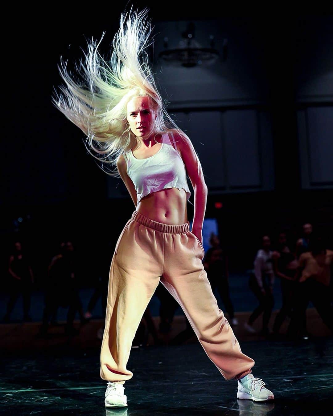 Nika Kljunのインスタグラム：「Messy hair don’t care! And apparently my messy knee doesn’t care either lol. Can’t be standing still any longer guys... HOUSTON @jumpdance , see ya this weekend!!! Super excited 🤪🙌🏼 Who’s coming? . #imbackbaby #hairfordays #dancinglife #hairphotography @nicki_nicole_niemet #jumpdance #jumptour #nikakljun #shekilledit #captionthisphoto」