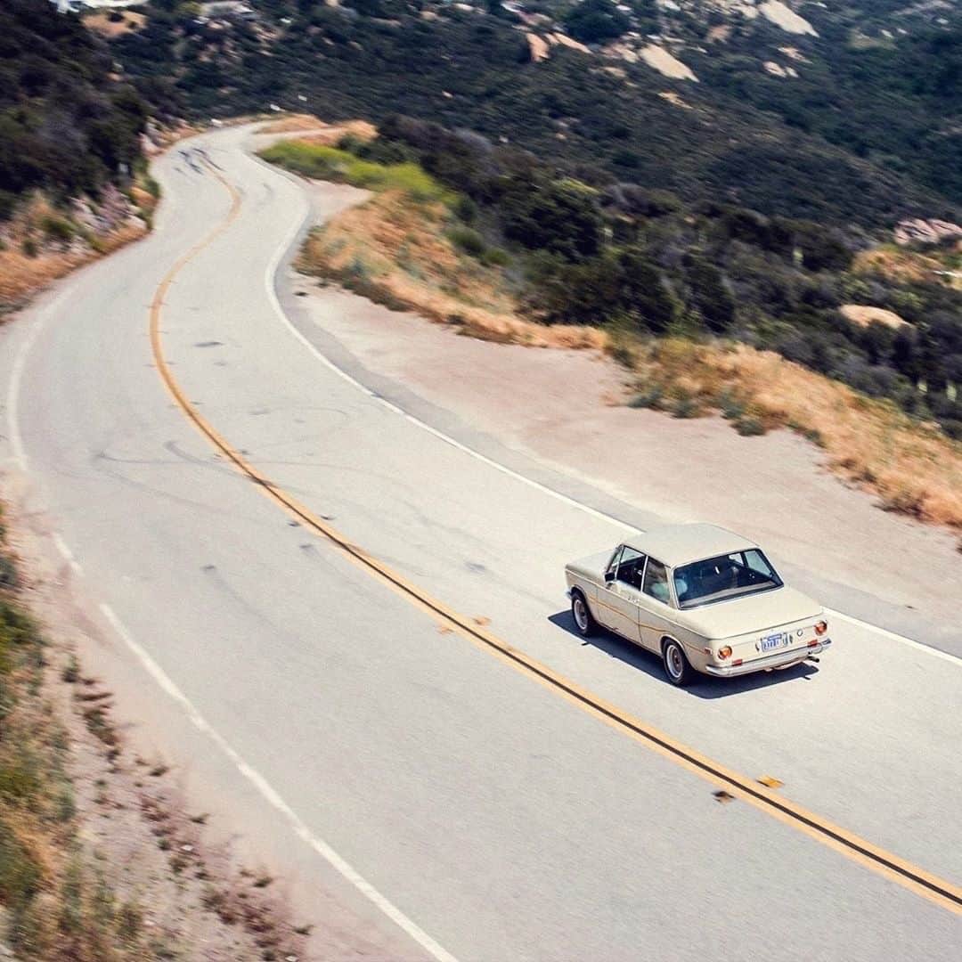 オリバーピープルズさんのインスタグラム写真 - (オリバーピープルズInstagram)「Malibu roads make for the perfect conditions to drive a classic BMW. #CaliforniaAsWeSeeIt | Photo: @tjl_petrol」1月23日 8時30分 - oliverpeoples