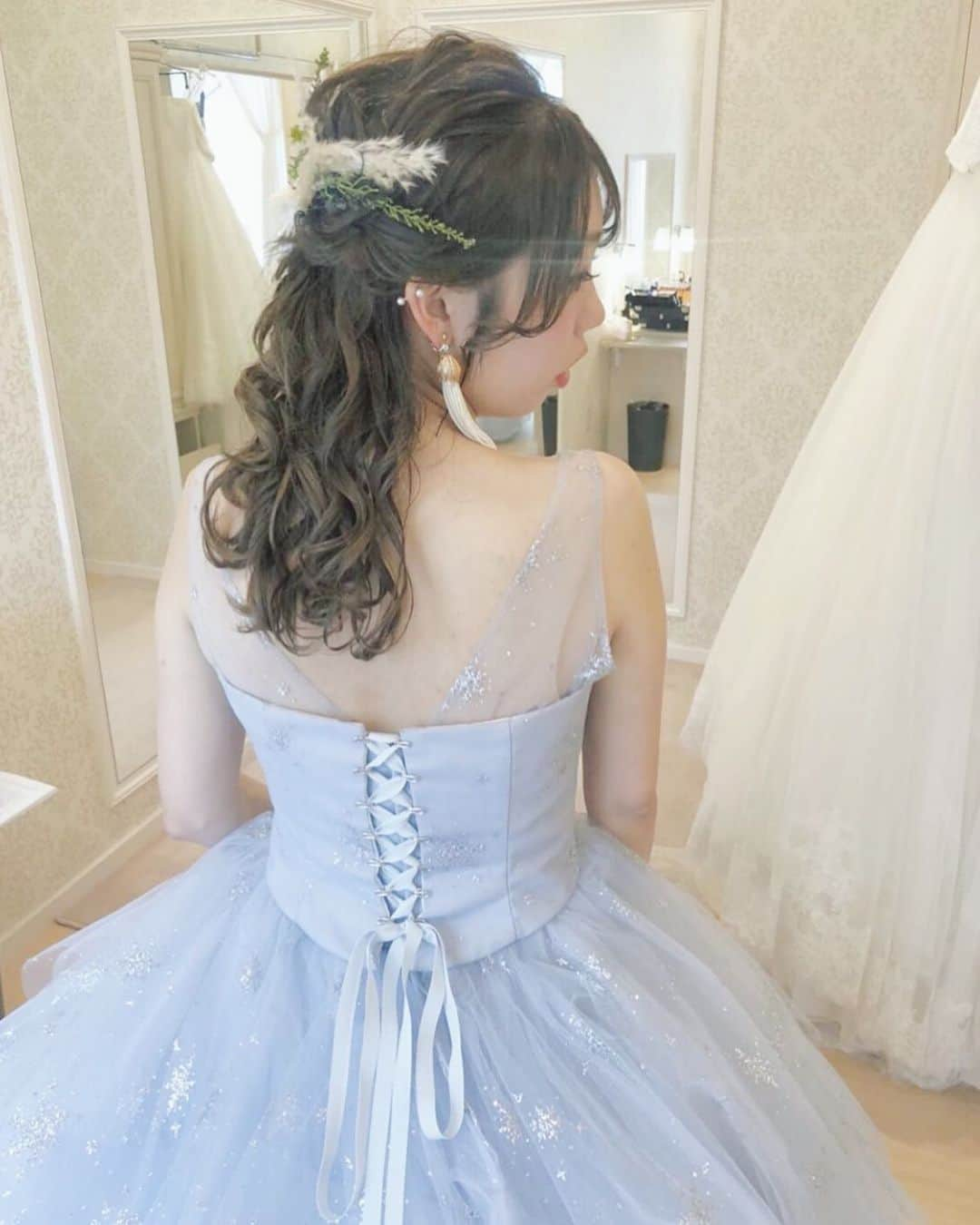 プレ花嫁の結婚式準備サイト marry【マリー】さんのインスタグラム写真 - (プレ花嫁の結婚式準備サイト marry【マリー】Instagram)「*﻿ kiyoko hata×marryの#雪ドレス﻿ 後ろ姿❄️🤍✨﻿ ﻿ 細いリボンのキュッとした編み上げ💕﻿ 背中のVカット💕﻿ 雪の結晶模様のグリッター💕﻿ 柔らかなチュール💕﻿ ﻿ 全てを可愛く写してくださって﻿ ありがとうございます❄️🤍✨﻿ ﻿ ﻿ ふわふわのダウンスタイルとも、﻿ タッセルピアスとも﻿ 本当にお似合いです❄️🤍✨﻿ ﻿ ﻿ photo by @owf_19﻿ ﻿ ﻿ #kiyokohata#キヨコハタ#marryドレス﻿ ﻿ *﻿ ﻿ marryは「世界中の可愛い」を集める﻿ ウェディングサイトです💎﻿ ﻿ サイト内には、﻿ 結婚式のアイデアを紹介する記事が1万以上✨﻿ 毎日朝6時と夕方5時に新着記事をUP✨﻿ @marryxoxo_wd の﻿ プロフィールURLからチェックできます💍﻿ ﻿ 特に人気の記事は﻿ @marryxoxo_id のアカウントでも﻿ 紹介しているので必見🌷﻿ ◌ ❁˚﻿ #プレ花嫁#2019冬婚#2020冬婚#2020春婚#2020夏婚#2020秋婚#プロポーズ#プロポーズされました#入籍#入籍しました#結婚しました#カラードレス#ドレス選び#ドレス試着#ドレス試着レポ#カラードレス試着#ウェディングドレス試着#カラードレス選び#試着レポ#お色直し#婚約#結婚式#ウェディングヘア#ブライダルヘア#ダウンスタイル#花嫁ヘア﻿ ﻿」1月23日 8時33分 - marryxoxo_wd