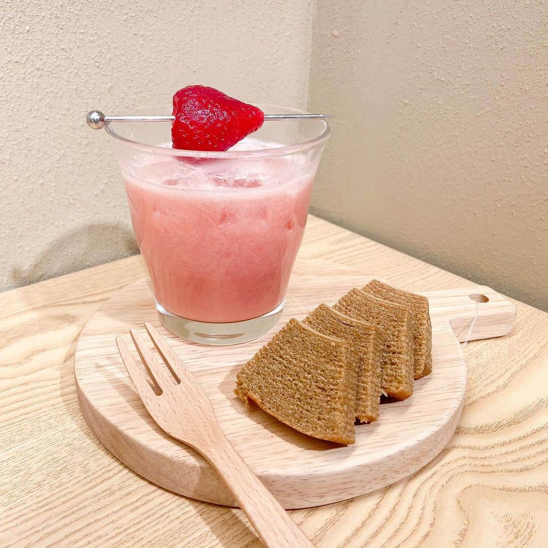 MUJI USAさんのインスタグラム写真 - (MUJI USAInstagram)「New at MUJI 59TH ST: a refreshing Lychee Yogurt drink to celebrate the Lunar New Year. Made with a blend of strawberry tea, kefir, and lychee nectar.  Available only for a limited time. 127 E 59th St. Mon-Sat 10am-9pm. Sun 11am-8pm. #muji #mujiusa #muji59thst」1月23日 3時11分 - mujiusa