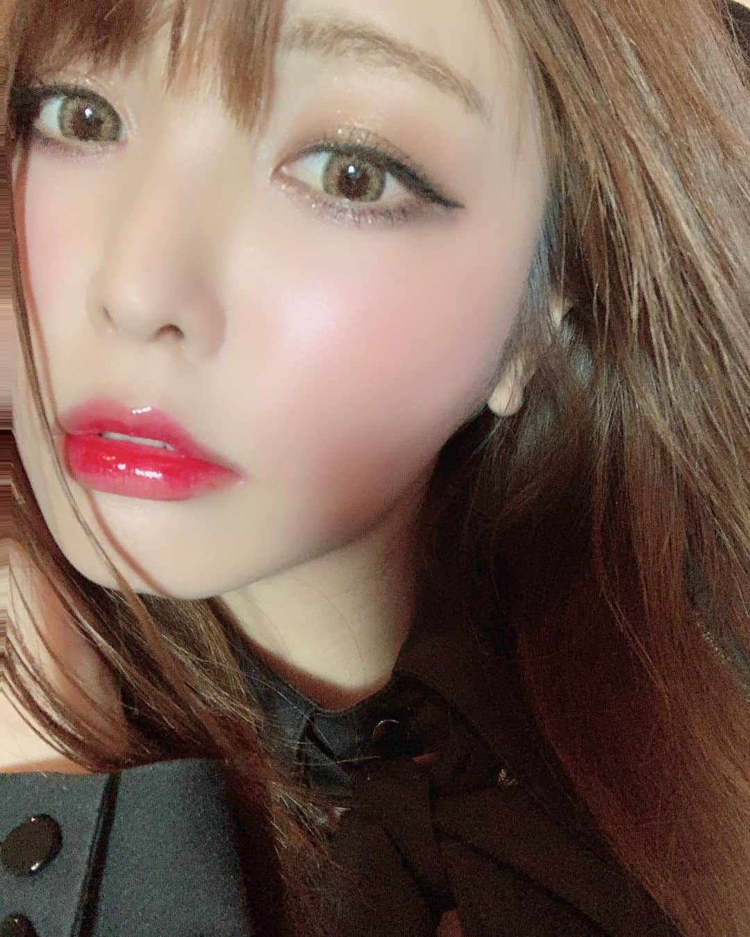 新村あかりのインスタグラム：「グラデーションリップ難しい💦練習中です…😣 3CEのティンテッドウォーターティントを唇の中側を塗ってから、リップグロスで全体を塗ってます(=´∀｀) #グラデーションリップ #3ce  #メイク」