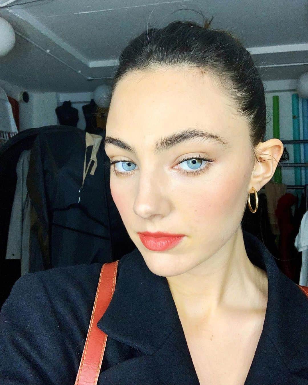 Amelia Zadroのインスタグラム：「1 or 2 ? Tell me why 💙」