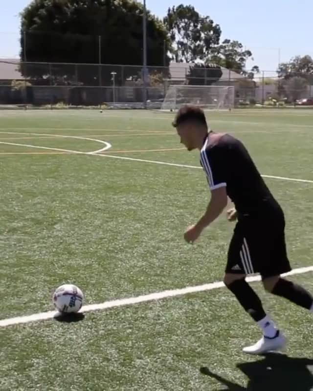 F2Freestylersのインスタグラム：「The best passer in the world is ______? 👀⚽️🌍 COMMENT BELOW! 💬」