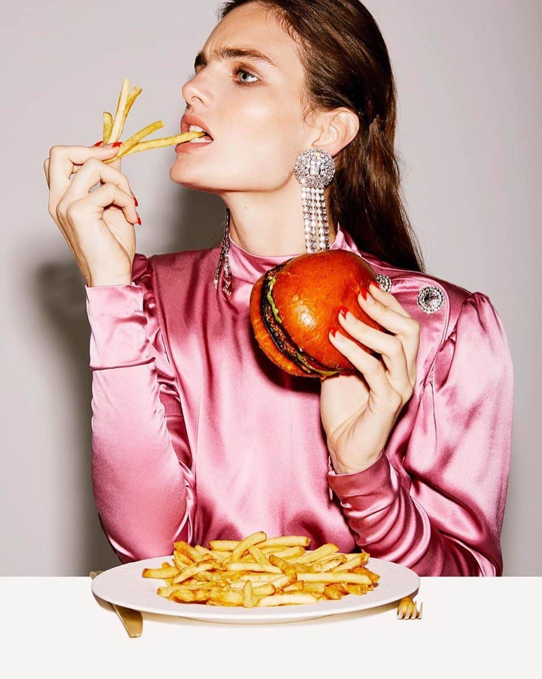 Harrodsさんのインスタグラム写真 - (HarrodsInstagram)「For food as delectable as your fashion choices, head to @harrodsfood 🍟  Find @alessandrarich in International Designer on the First Floor.  Photographer: @jenny__brough  Styling: @christopheruiz_  #Harrods #HarrodsFashion #HarrodsFood」1月23日 3時50分 - harrods