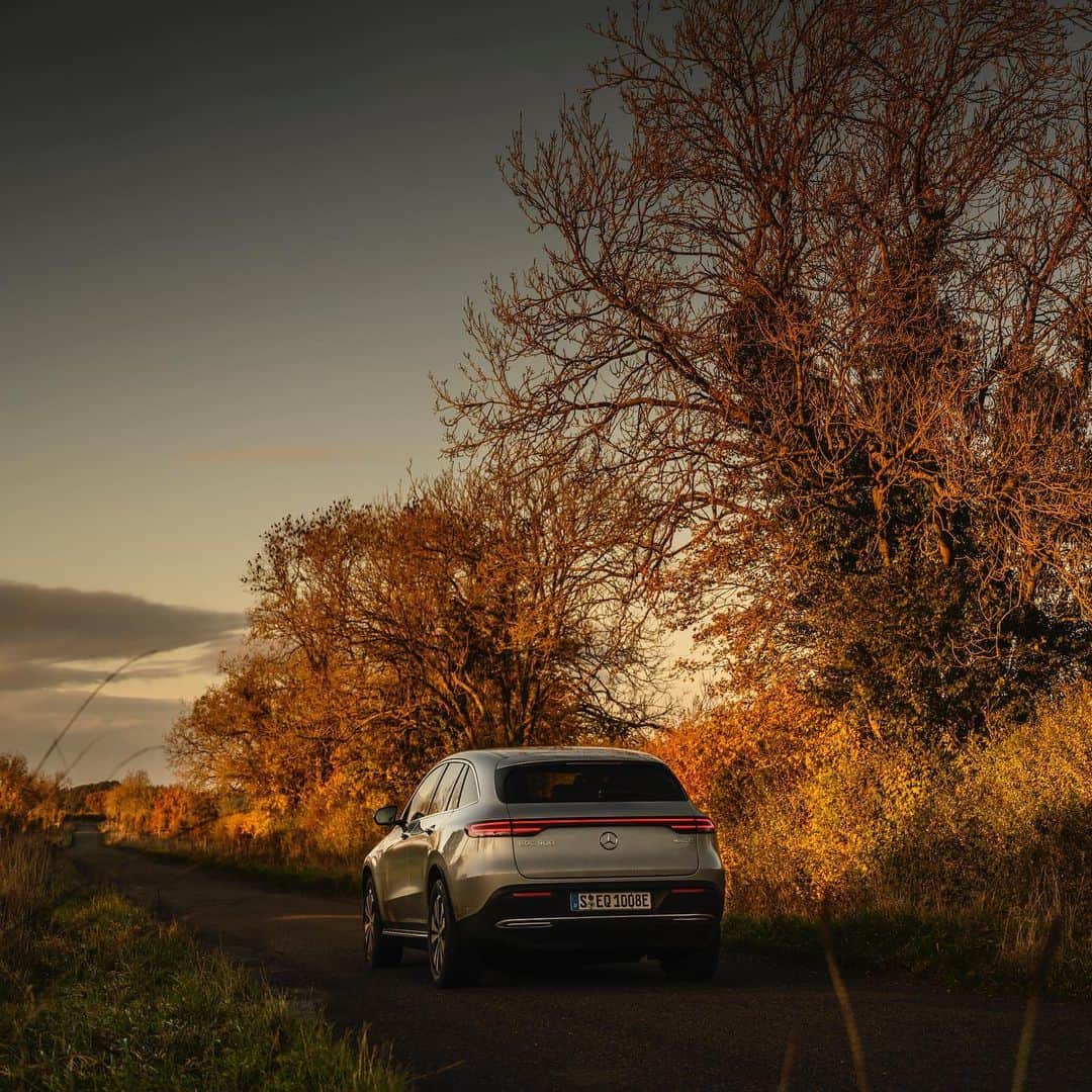 メルセデス・ベンツさんのインスタグラム写真 - (メルセデス・ベンツInstagram)「[Stromverbrauch kombiniert: 20,8–19,7 kWh/100 km | CO2-Emissionen kombiniert: 0 g/km | mb4.me/DAT-Leitfaden-electric | Mercedes-Benz EQC 400 4MATIC] Enjoy Electric. No matter where you are. The Mercedes-Benz EQC provides range, fast charging, and the thrilling feeling that only driving a Mercedes-Benz brings. #MercedesBenz #EQC #eMobility #electric #instacar  @gfwilliams for #MBsocialcar」1月23日 3時58分 - mercedesbenz