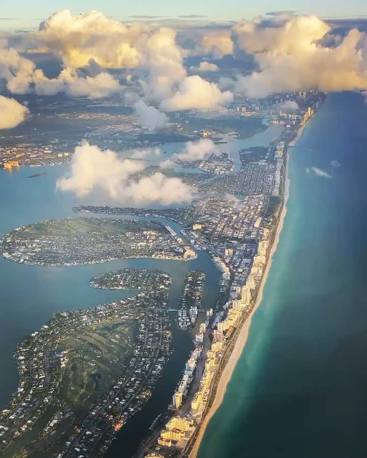アメリカン航空のインスタグラム：「This one goes out to all our window seaters. You know who you are. #WindowSeatWednesday ⠀⠀⠀⠀⠀⠀⠀⠀⠀ 🎥 by @35kfeet」