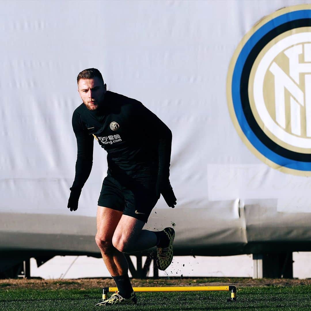インテルナツィオナーレ・ミラノさんのインスタグラム写真 - (インテルナツィオナーレ・ミラノInstagram)「RUNNING AHEAD 📸💪🏼🔥 #Inter #ForzaInter #Run #Training #Football」1月23日 4時14分 - inter