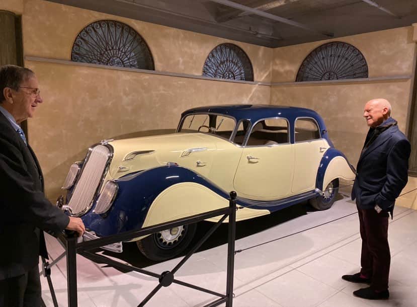 ノーマン・フォスターのインスタグラム：「With Evert Louwman and James Wood at the Louwman Museum in The Hague - a few out of more than 200 automobiles - a memorable experience of a great museum!」