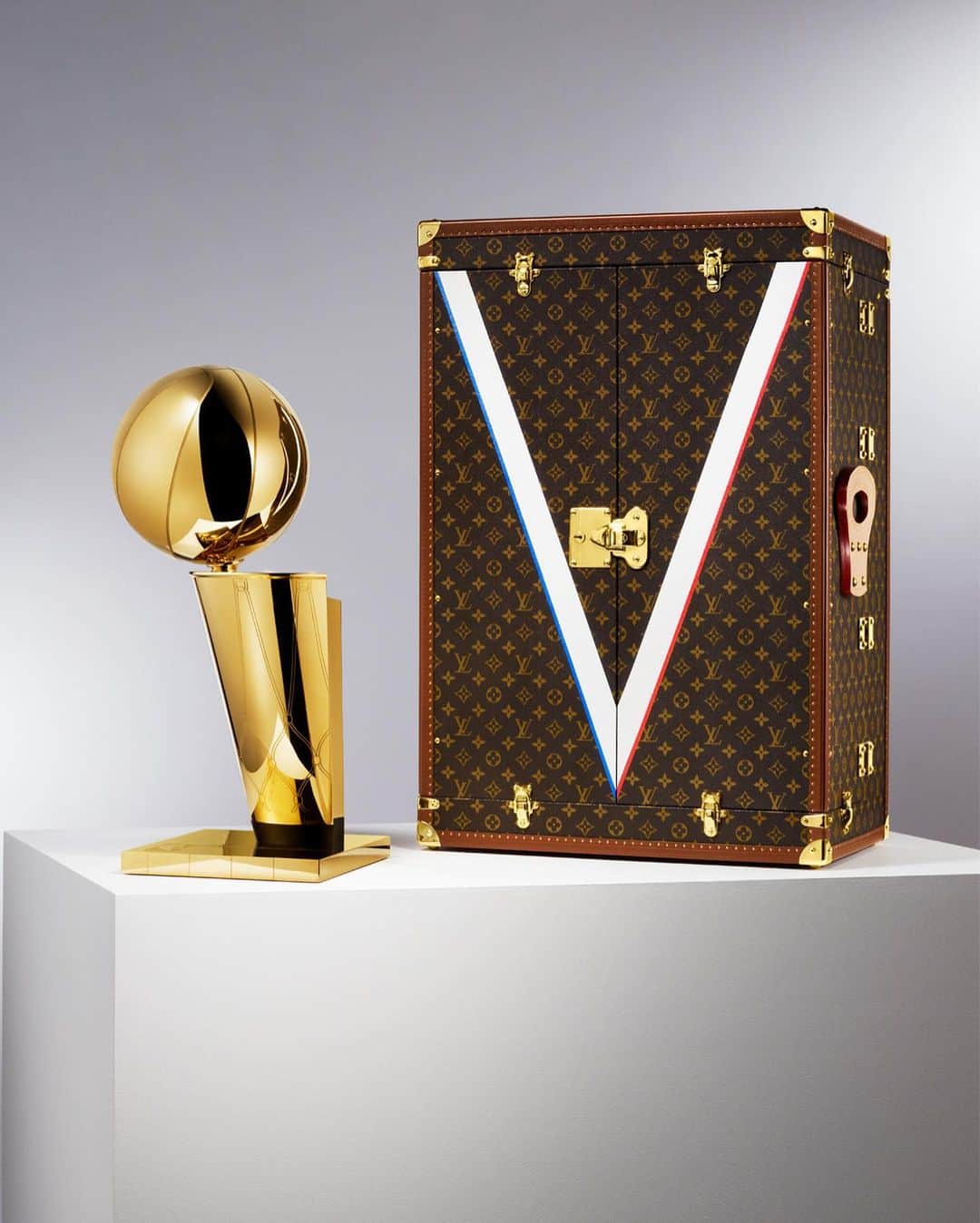 HYPEBEASTさんのインスタグラム写真 - (HYPEBEASTInstagram)「#hypeAF: @louisvuitton recently unveiled images of the travel trophy case it has designed for the @nba. The hand-crafted trophy travel case will house the The Larry O’Brien Trophy that is awarded to the NBA Finals winner every June. The multiyear partnership between the two entities will make Louis Vuitton the first official trophy travel case provider for the professional sports league. For more details, hit the link in bio.⁠⠀ Photo: Louis Vuitton」1月23日 4時16分 - hypebeast