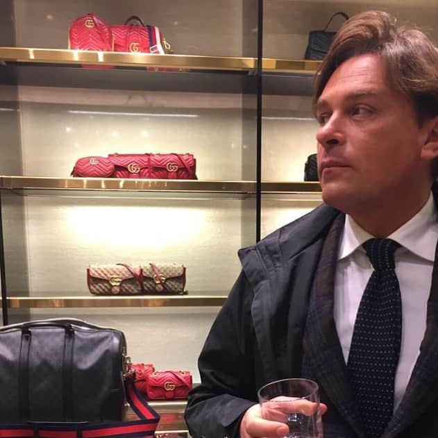 のインスタグラム：「.com 🇺🇸: Waiting for my flight. - - - 🇮🇹: In attesa del mio volo - @mariomuscariello_brand」