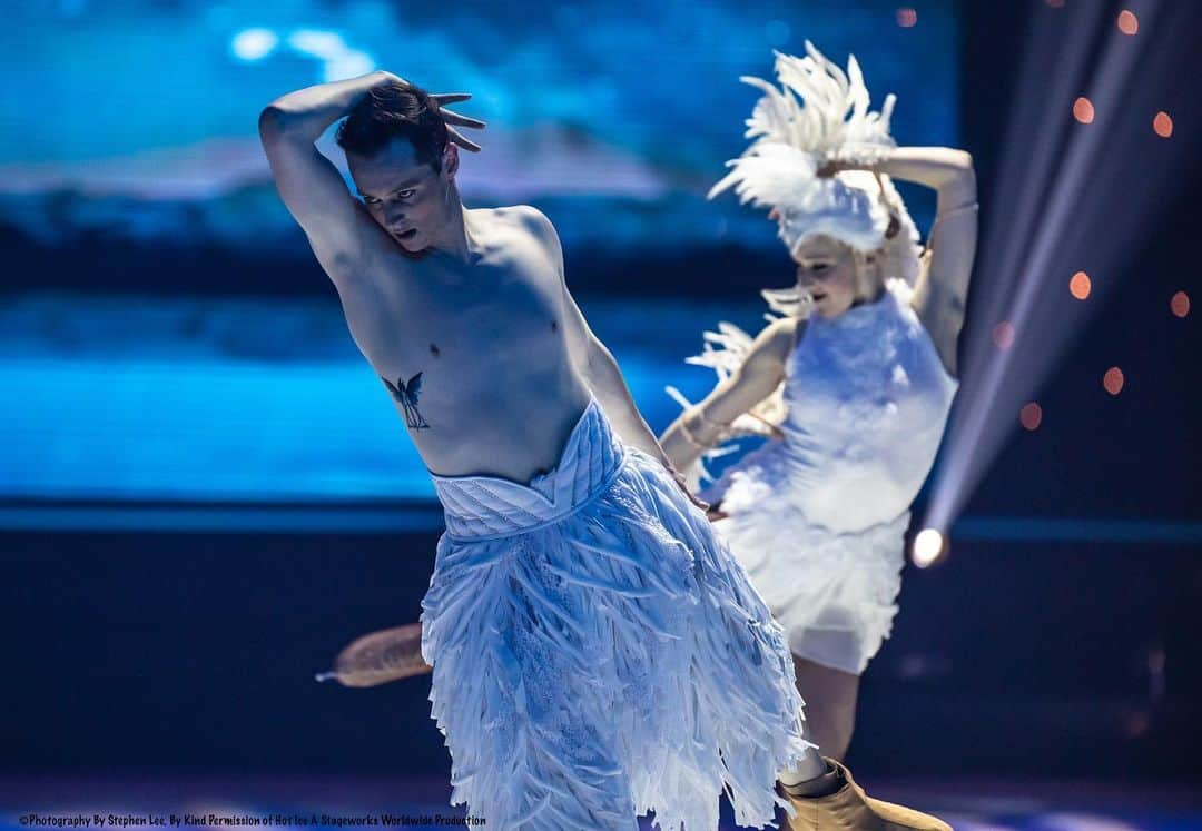 ジョーダン・モエラーのインスタグラム：「Flying into #uschamps20! The training is done and I’m nationals bound! See you soon Greensboro! 🦢 📸 with kind permission from Steve Lee and SWWP  #uschamps #greensboro #yesthisismyspcostume #wheremyswansat #hoticeshow」