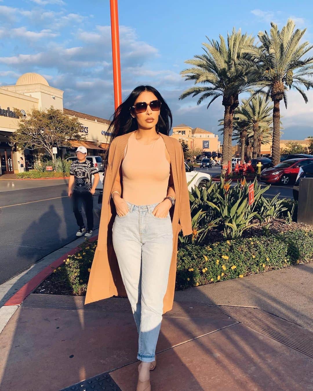 sananasのインスタグラム：「Golden hour moment ✨🤩 Moi j’aime le nude ? Non ... 🙄Aujourd’hui on a eu soleil ici ça fait tellement de bien ... apparement il fait super froid en France alors j’essaie de me recharger en soleil ! Au fait ! Je vous ai posté une nouvelle vidéo ! Le lien est dans la bio 💚」
