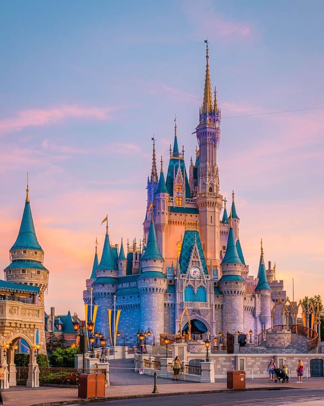 Walt Disney Worldのインスタグラム：「Castle views are the best mid-week motivation! 😍🏰💫 #MagicKingdom #WaltDisneyWorld (📷: @somewareatdisney)」