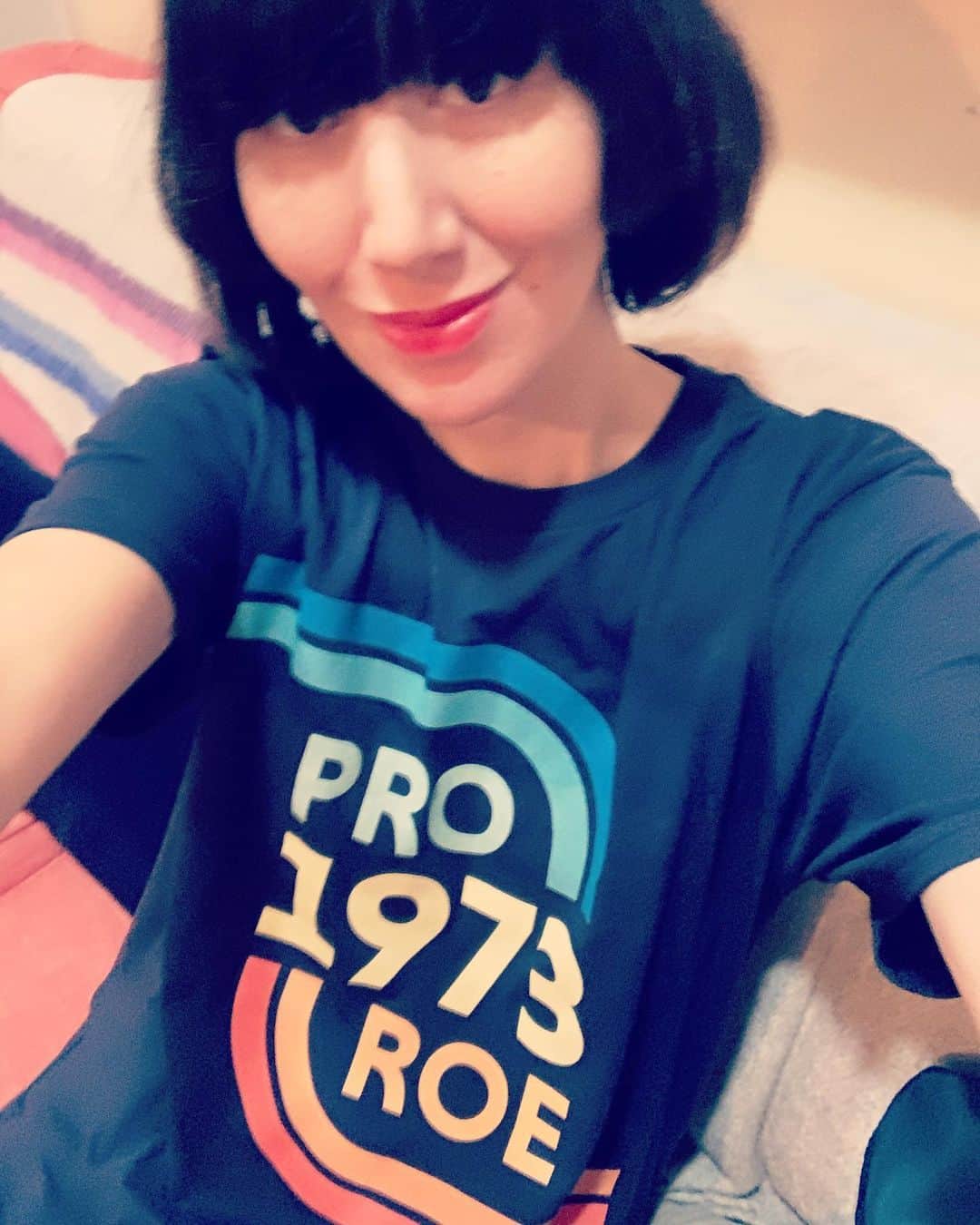 Karen Oさんのインスタグラム写真 - (Karen OInstagram)「Hey y’all! My body my choice, her body her choice.  Jan 22 1973: Roe V Wade decision affirming access to safe and legal abortion is a constitutional right.  Jan 22 2020: Roe V Wade is at risk like never before.  Support your local clinic by purchasing this shirt @noisefornow  Link in Bio.  100% of the proceeds benefit @plannedparenthood  #StandWithPP #noisefornow」1月23日 5時09分 - ko