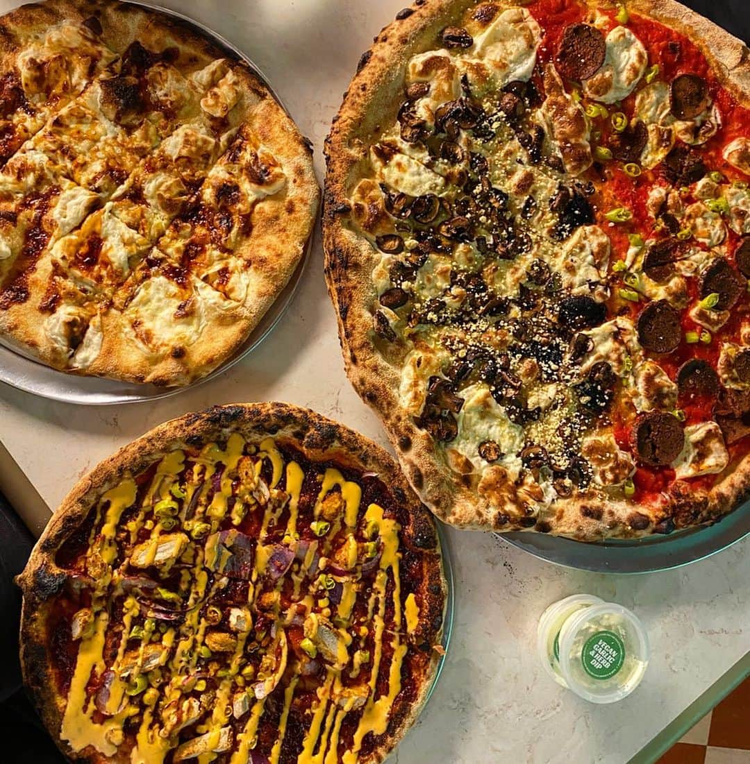 Eat With Steph & Coのインスタグラム：「You’re gonna want a pizza this 🍕 @yardsalepizza dreamy vegan options in their now permanent menu. Garlic bread with cheeze and marmite, American hot (with their very own vegan pepperoni), Vegan VBQ and Truffle shroom. All excellent but my favourite was the VBQ 💛🍕 Special shout out to the vegan garlic and herb dip ILYSM  #invite #pizza #yardsale #vegan」