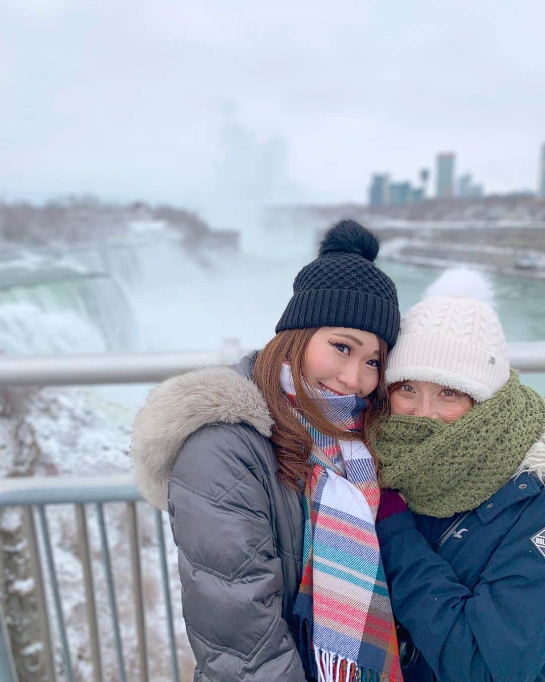 北村彩乃のインスタグラム：「.... Niagara Falls from the U.S side in winter ☃️❄️💨🌪 It was freezing 🥶 Couldn’t feel my hands and face🥶🥶 . ナイアガラの滝アメリカ側は初！ 寒すぎて痛かった🥶☃️💨🌪 夏に行くことをおすすめします。笑 . . #niagarafalls #niagarafallsusa #instatravel #travelgram #travelphotography #travelholic #waterfall #naturelover #travellover #ニューヨーク観光 #ナイアガラの滝 #ナイアガラの滝アメリカ側 #タビジョ #旅行好きな人と繋がりたい #海外旅行好きな人と繋がりたい #世界の絶景 #旅女 #アメリカ旅行 #アメリカ生活 #ナイアガラ #冬服コーデ」