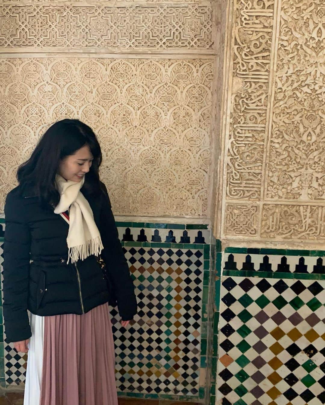 早川茉希さんのインスタグラム写真 - (早川茉希Instagram)「【🏰Alhambra palace(アルハンブラ宮殿)👑】 ・ イスラム建築の最高傑作ともいわれる 世界遺産の#アルハンブラ宮殿 へ✨✨ ・ かつてグラナダはイスラム教徒が支配していたため イスラム文化が色濃く残る土地。 アラブ系の飲食店もたくさんあります😊  初めて見るイスラム建築は、 上品かつ繊細で、ため息が出る美しさ😭✨ 光の入り方も全て計算されて造られています。  壁も天井も素晴らしく、 写真で見ると理解できないほど細かい😂✨(pic6)  イスラム装飾の虜になりました💞  イスラム教徒の栄華の象徴でもあり、 キリスト教徒に追放される悲劇の舞台でもある アルハンブラ宮殿。  その堂々たる姿と切ない歴史に想いを馳せながら 約4時間かけてじっくり回りました。  #granada #spain #alhambrapalace #グラナダ #イスラム建築 #イスラム装飾 #ものすごく広い #世界遺産 #世界の絶景 #タビジョ #tabijyo #tabippo #アルハンブラ宮殿 #このために行って良かった #かなりオススメ #宮殿 #旅行好き #ヨーロッパ旅行 #スペイン  #日本語オーディオガイドあり #でも聴きにくいので無料ガイドアプリをインストール #pokke #というアプリがおすすめです」1月23日 5時26分 - maki_hayakawa