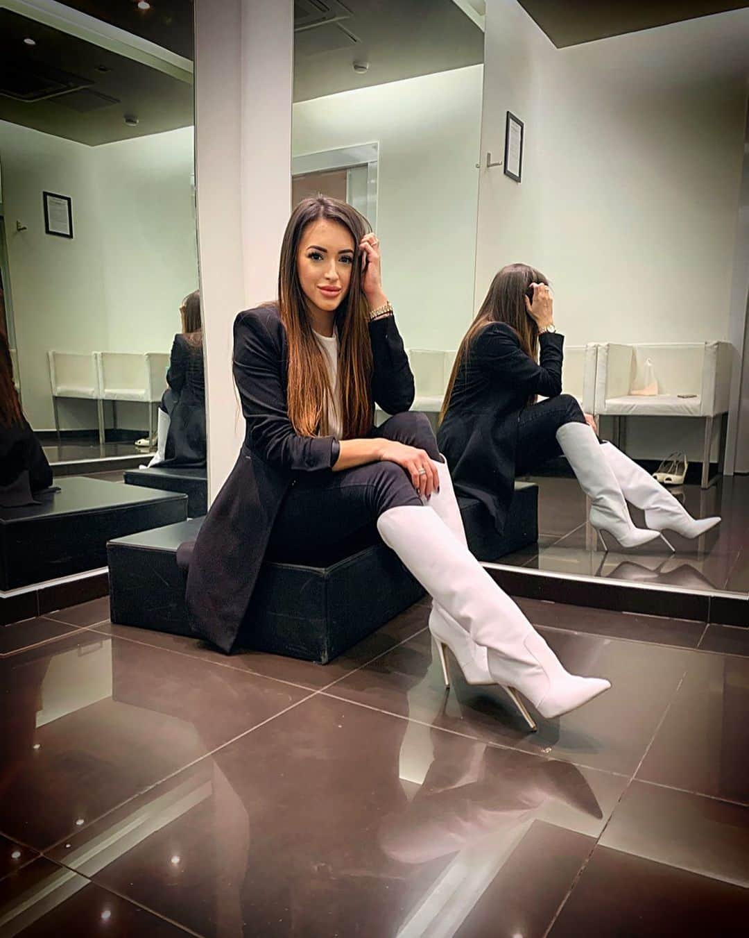 ラリサ・ヨルダケのインスタグラム：「be patient, trust the process. • • My boots by @atelier_faiblesse 🥰 #thankyou」