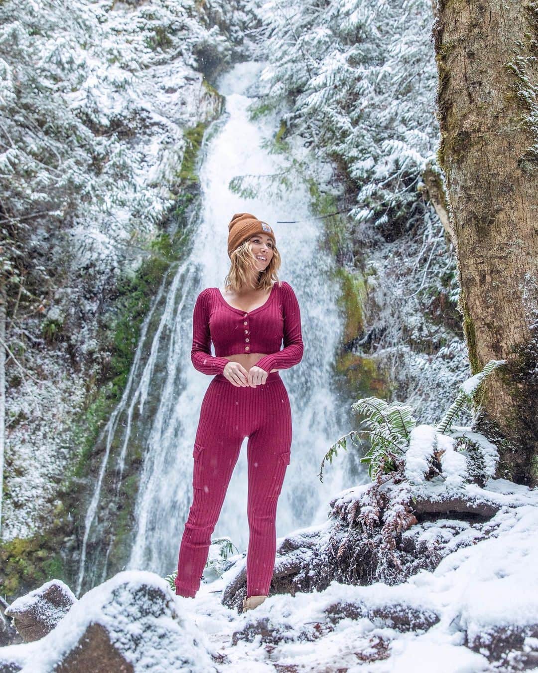 サラ・ジーン・アンダーウッドさんのインスタグラム写真 - (サラ・ジーン・アンダーウッドInstagram)「Wearing @fashionnova fashionnovapartner. Waterfalls are cool and all, but waterfalls in the snow....😍😱🙌🏼 . Set called “cozy up pant set” . #novababe #winterfashion #ootd #waterfall #pnw #getoutside #adventuretime」1月23日 5時37分 - saraunderwood