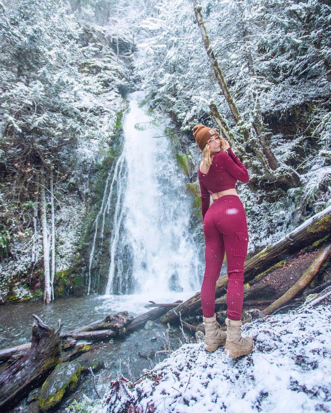 サラ・ジーン・アンダーウッドさんのインスタグラム写真 - (サラ・ジーン・アンダーウッドInstagram)「Wearing @fashionnova fashionnovapartner. Waterfalls are cool and all, but waterfalls in the snow....😍😱🙌🏼 . Set called “cozy up pant set” . #novababe #winterfashion #ootd #waterfall #pnw #getoutside #adventuretime」1月23日 5時37分 - saraunderwood