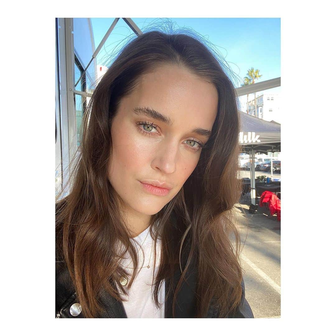 ケイト・ハリソンのインスタグラム：「On set 🤍 🌴 HMU @laurastiassni @conraddornan」