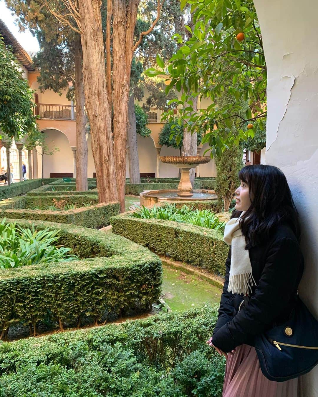 早川茉希さんのインスタグラム写真 - (早川茉希Instagram)「【🌼アルハンブラ宮殿(庭園)🌸】 ・ アルハンブラ宮殿は、その美しい庭園も有名🌿  高台にありながら水をふんだんに使っているのも特徴で、 砂漠が多いイスラム文化圏にとって、 まさに力や豊かさの象徴なのだそう✨  とにかく広い敷地内ですが、 緑に癒されながら散策しました🌼  アルハンブラ宮殿は予約必須なので 訪れる際は早めの事前予約をおすすめします😉🎫 ・ #アルハンブラ宮殿 #グラナダ観光 #スペイン旅行 #イスラム建築 #イスラム文化 #spain #granada #lovetraveling #タビジョ #旅行好きな人と繋がりたい #庭園 #お花の時期は更に綺麗かな #世界遺産 #世界の絶景」1月23日 5時49分 - maki_hayakawa