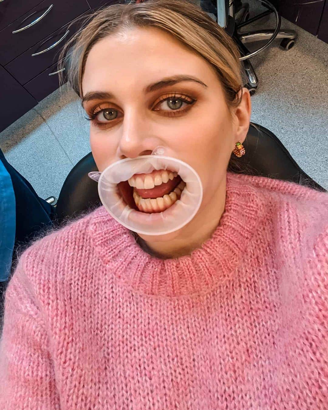 Ashley Jamesさんのインスタグラム写真 - (Ashley JamesInstagram)「I wonder if this will look more attractive when my teeth are perfectly straight? 😂 You can always rely on going to the dentist for making you feel your sexiest. Usually it's the goggles they give you, so I was thrilled when presented with this mouth condom. Could be my sexiest dentist-selfie yet! 😬」1月23日 5時52分 - ashleylouisejames