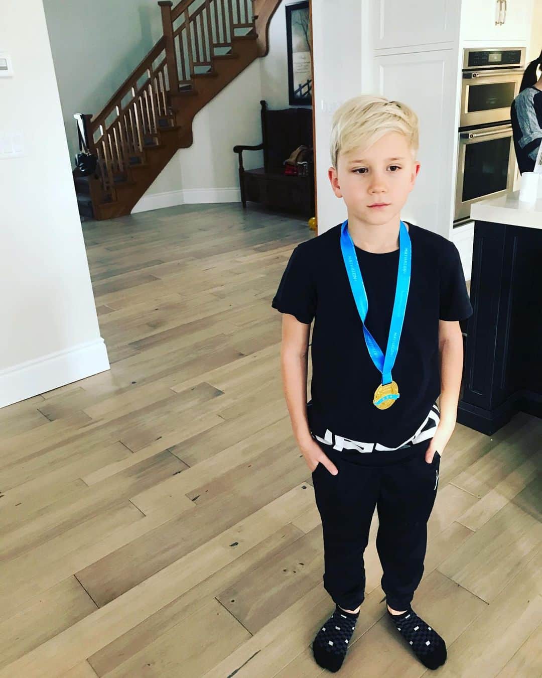 ジャクソン・ビーバーのインスタグラム：「Medal for being Awsome #Nobiggy」