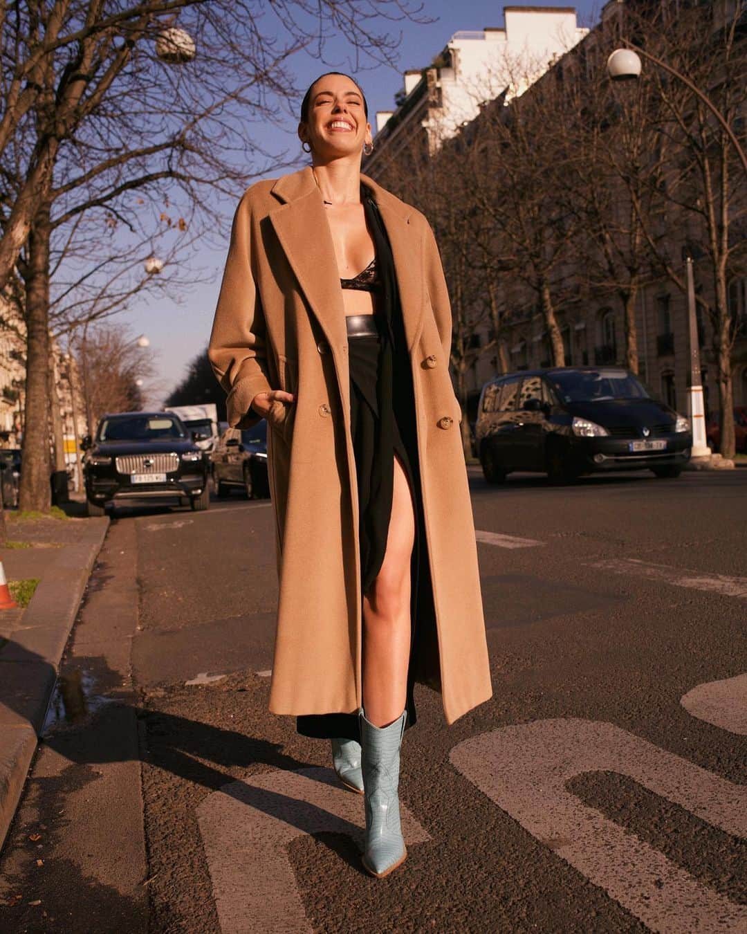 Garotas Estupidasさんのインスタグラム写真 - (Garotas EstupidasInstagram)「something blue... 🥐 sorriso de quem só veio assistir um desfile e está conseguindo passear em Paris! UHU  #jpgfreaking50 #couture / @bravin」1月23日 6時08分 - camilacoutinho