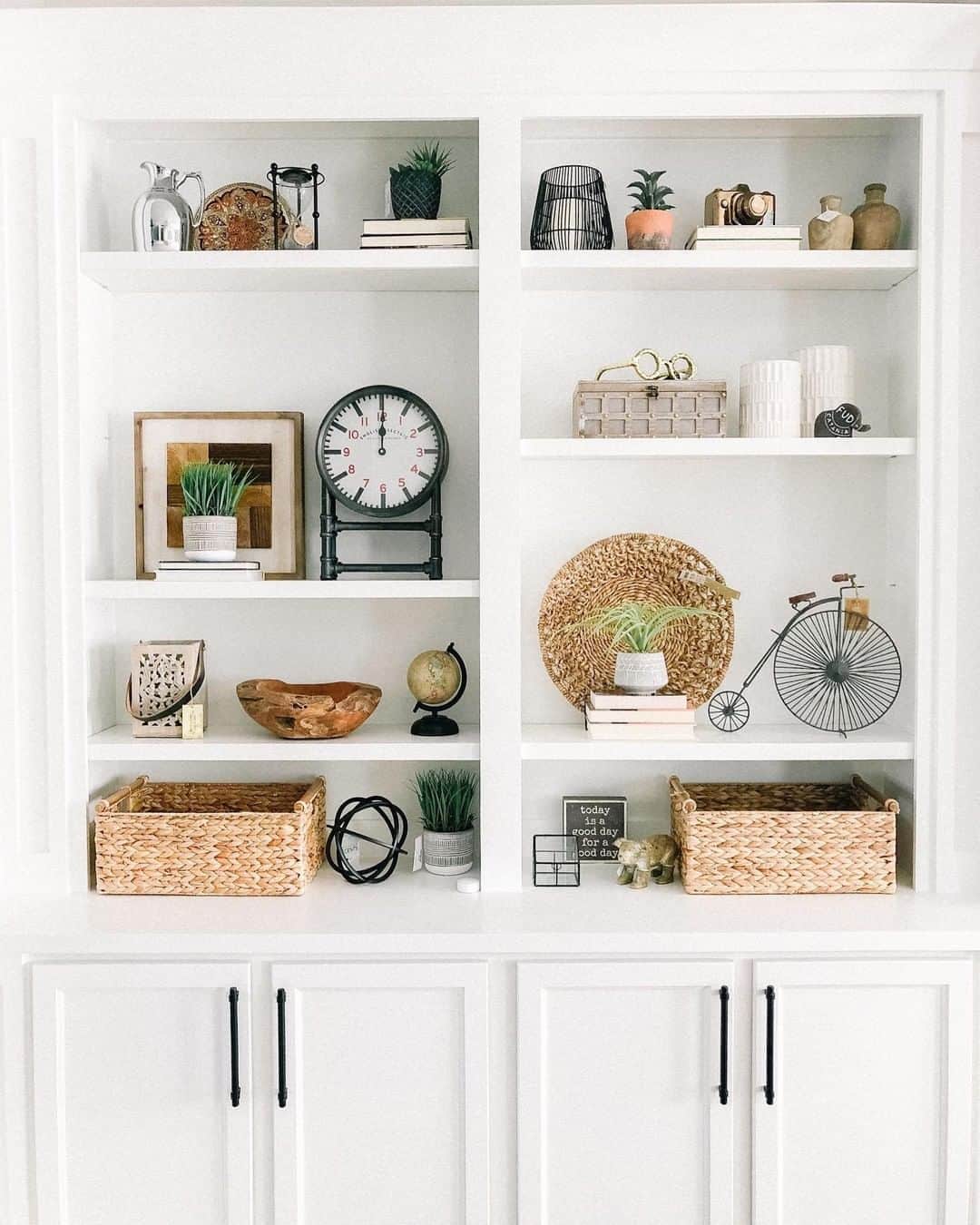 HomeGoodsさんのインスタグラム写真 - (HomeGoodsInstagram)「Two words: shelf goals 😍 @stephaniehoeyinteriors proves it’s all about the details when styling bookshelves and built-ins」1月23日 6時00分 - homegoods