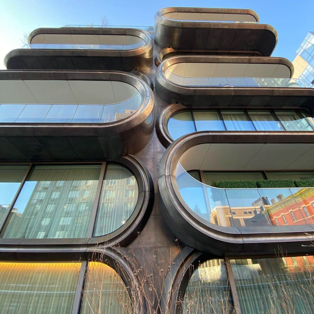 林信行のインスタグラム：「520 West 28th | #ZahaHadid + #HIGHLINENINE」