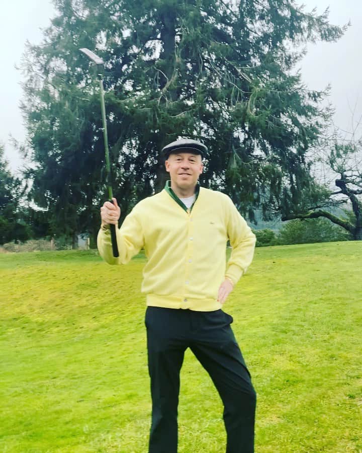 マックルモアーのインスタグラム：「In February, I’ll be playing a game I’m trash at in front of millions of people at the @attproam at Pebble Beach. Wish me luck.」