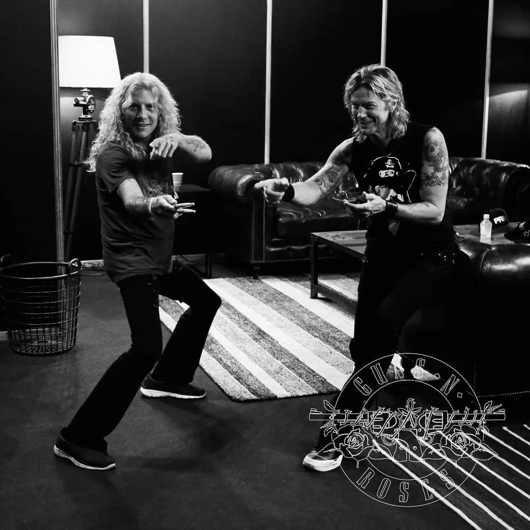 ダフ・マッケイガンさんのインスタグラム写真 - (ダフ・マッケイガンInstagram)「Happy Birthday pal! @realstevenadler . Photo by @katbenzova_rockphoto」1月23日 6時08分 - duffmckagan