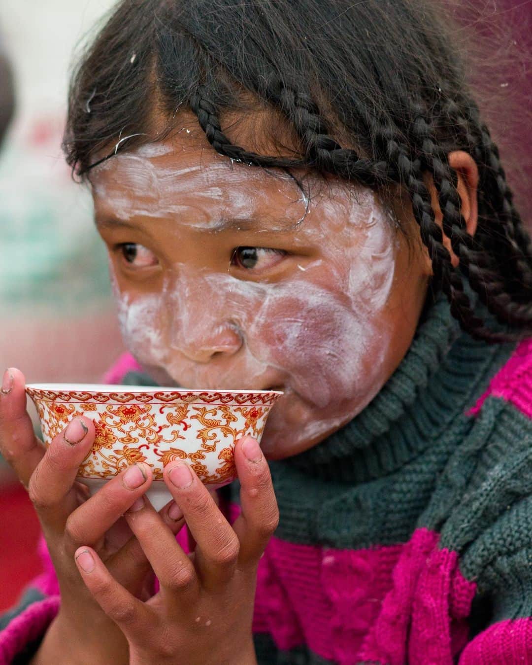 Michael Yamashitaさんのインスタグラム写真 - (Michael YamashitaInstagram)「Tibetans are never without their tea and drink an average of 40 cups a day. Ten-year-old Tsering Dolna, slathered in lotion to protect against the intense sun, sips her butter tea, adding precious calories to her diet.  @shangrila_teahorseroad #buttertea #yakbutter #tibet #chamagudao」1月23日 6時11分 - yamashitaphoto