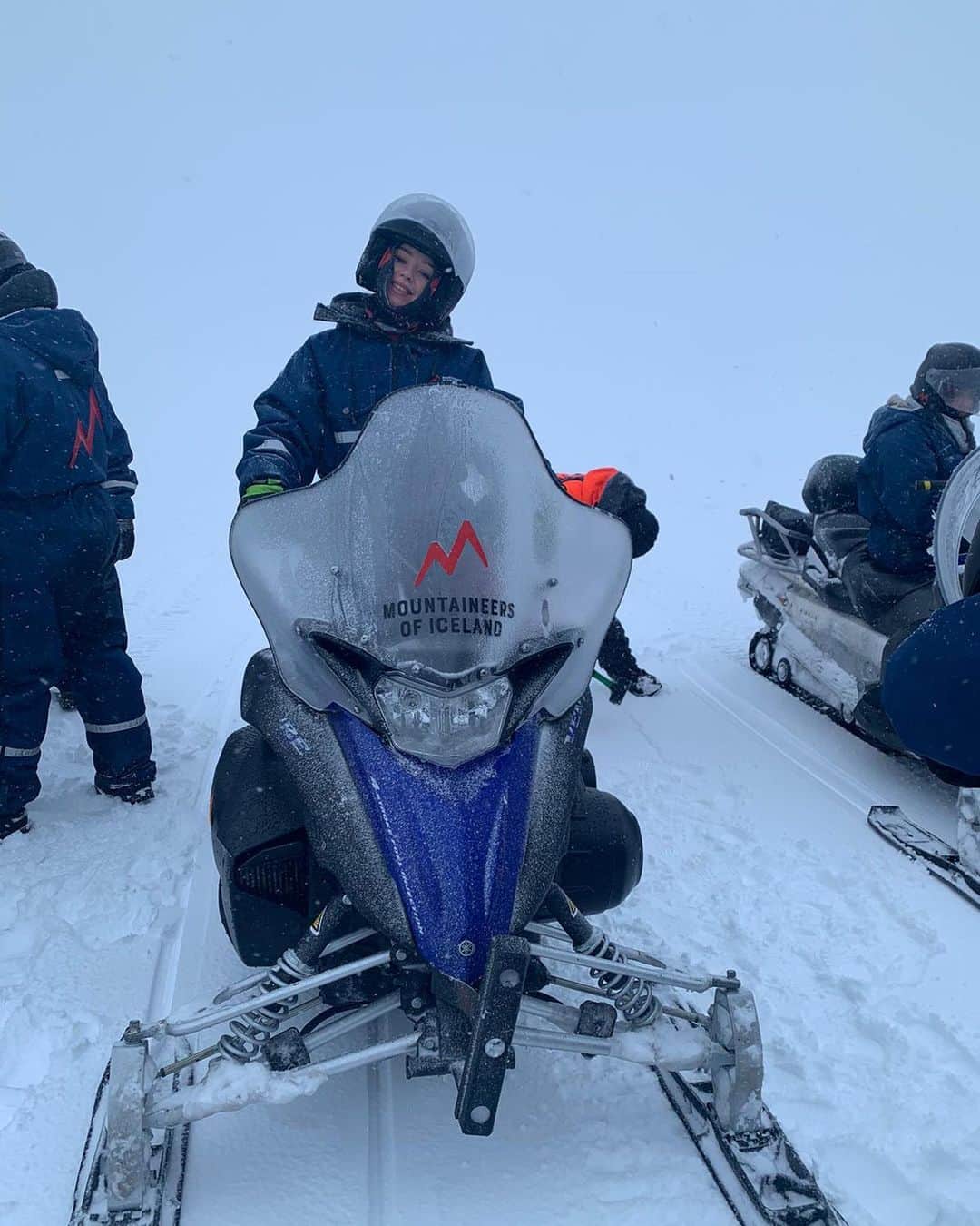 コニー・タルボットのインスタグラム：「Too cold to look cute ❄️ @mountaineersoficeland  Snow mobiling on the side of an ice glacier is something I won’t forget💙」