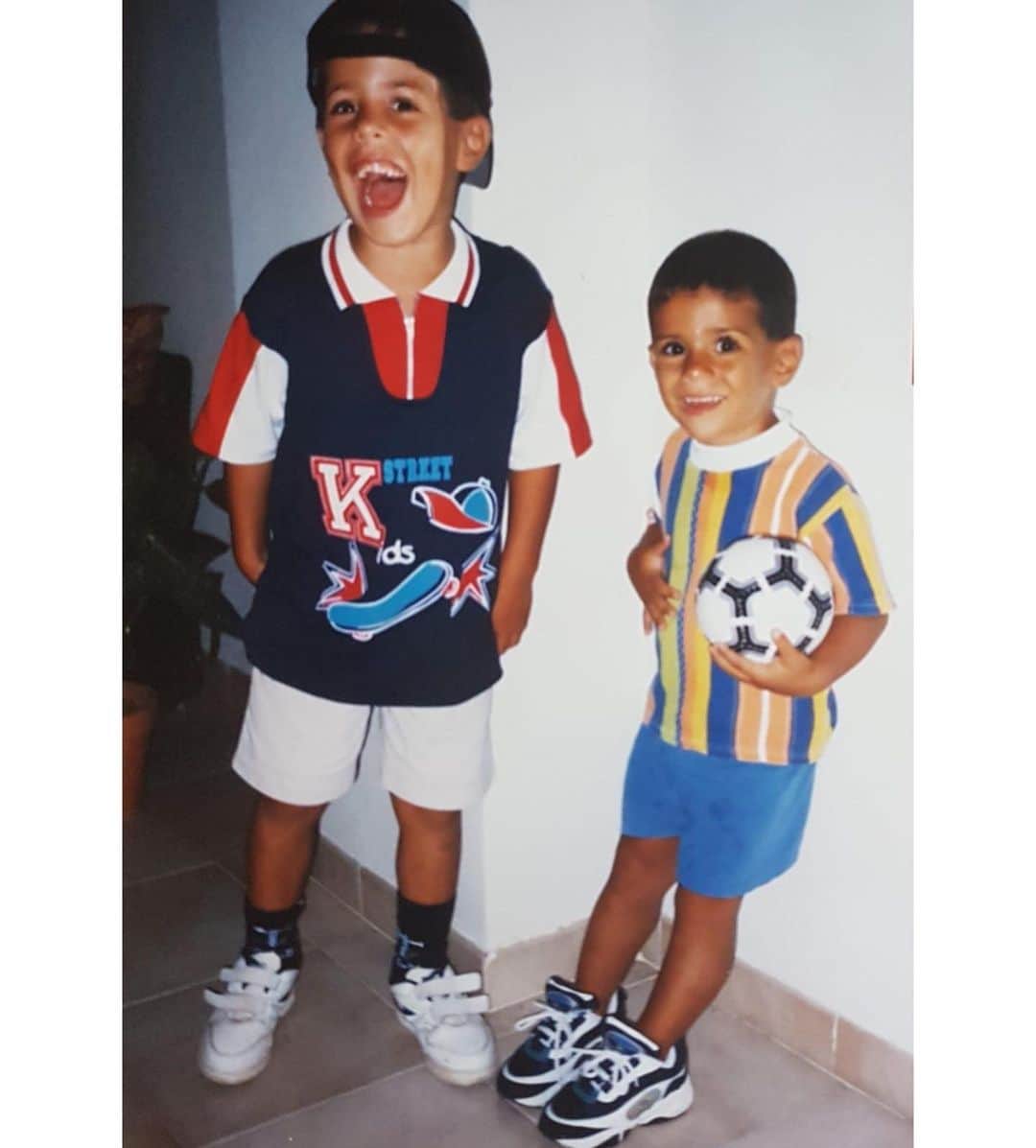 マルコ・アセンシオのインスタグラム：「Hoy es tu día. Feliz cumpleaños hermano. Mi apoyo incondicional y silencioso de cada día. Te quiero bro.❤️」